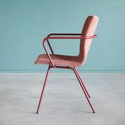 Moderne bureaustoel met stoffen bekleding en rood metalen frame, design kantoormeubel