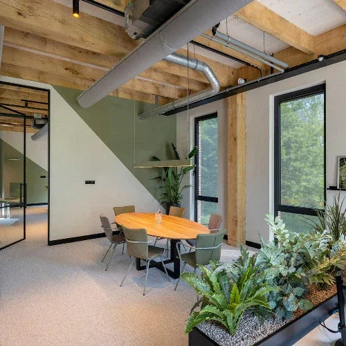 Moderne vergaderruimte met houten tafel, design stoelen en veel licht, kantoormeubilair online