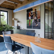Moderne vergaderruimte met Spoinq Movi stoelen, houten tafel en design kantoormeubels.
