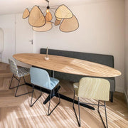 Design kantoormeubilair met houten vergadertafel, moderne stoelen en bank, licht kantoorinterieur