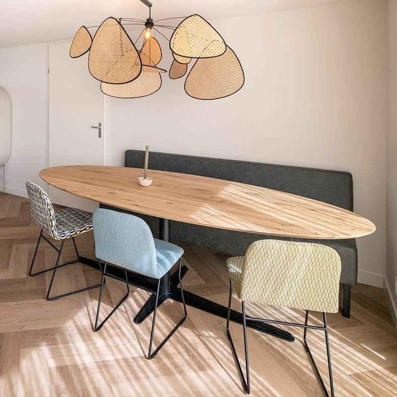 Design kantoormeubilair met houten vergadertafel, moderne stoelen en bank, licht kantoorinterieur