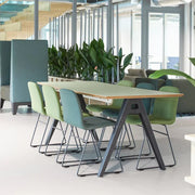 Design vergadertafel met groene stoelen in moderne kantoorruimte, kantoormeubilair online