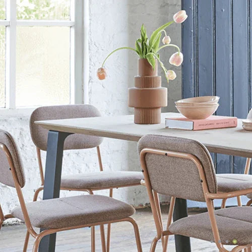 Design vergaderstoelen en tafel in licht kantoor, Simo stoel, kantoormeubels online.