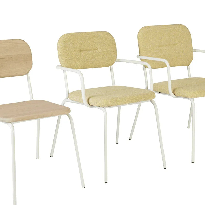 Design kantoormeubels: drie Simo stoelen met witte poten, houten en beige stoffen zitting