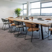 Moderne vergadertafel met design VIGO stoelen, kantoormeubilair voor kantoor of werkplek.