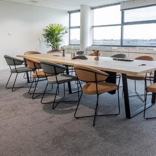 Moderne vergadertafel met design VIGO stoelen, kantoormeubilair voor kantoor of werkplek.