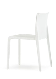 Witte design kunststof stoel zonder armleuningen, geschikt voor kantoorinrichting.