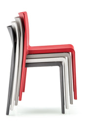 Gestapelde design stoelen Volt in rood, wit en grijs voor kantoorruimte of vergaderruimte