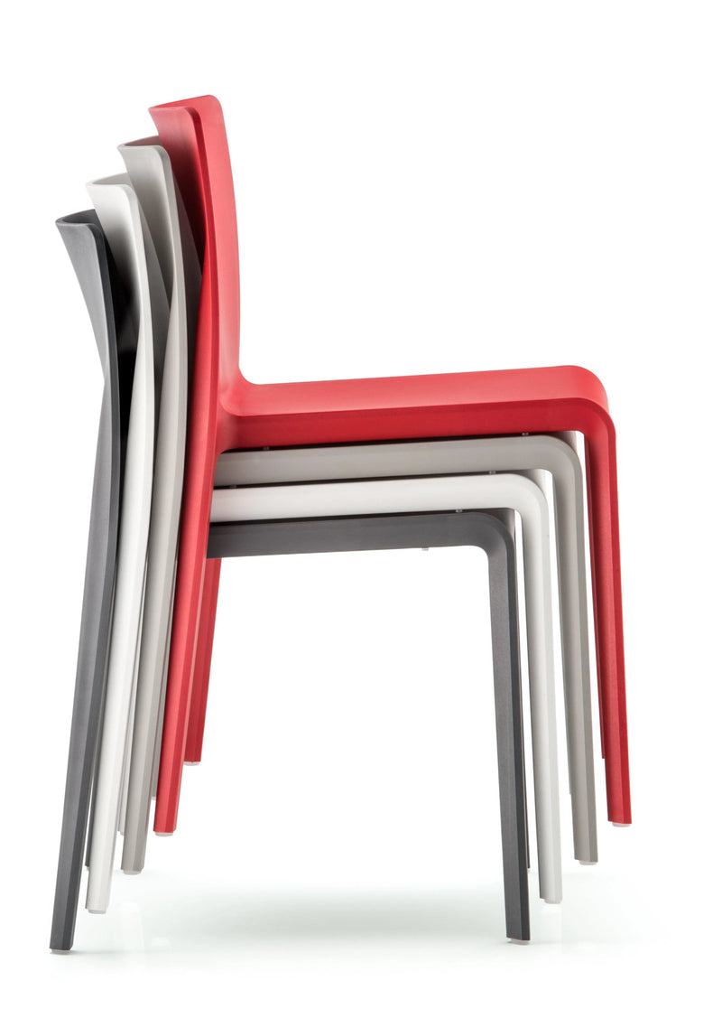 Gestapelde design stoelen Volt in rood, wit en grijs voor kantoorruimte of vergaderruimte