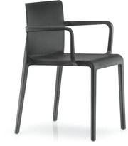 Zwarte design kantoorstoel met armleggers op witte achtergrond, modern kantoormeubilair.