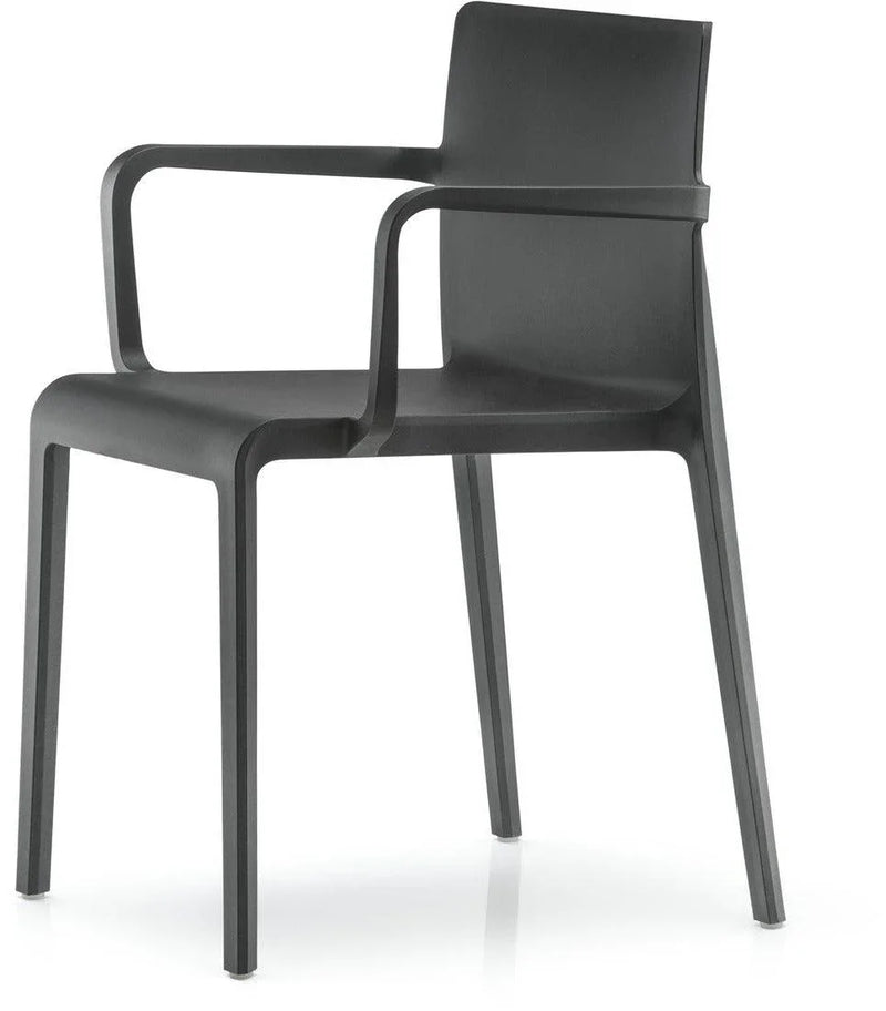 Zwarte design kunststof kantoorstoel met armleuningen, ideaal voor moderne werkplekken.