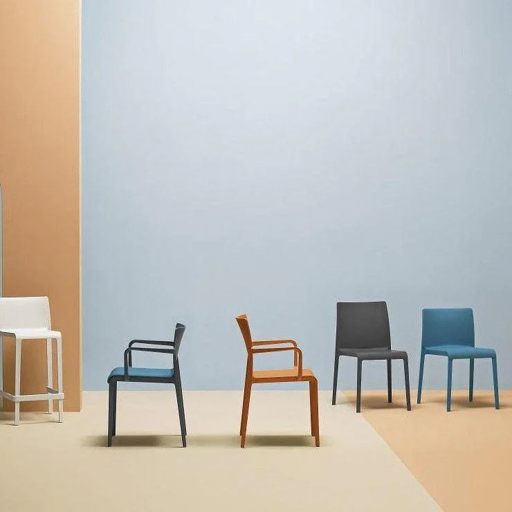 Design kantoormeubilair: vijf moderne stoelen in diverse kleuren, zonder en met armleuningen.