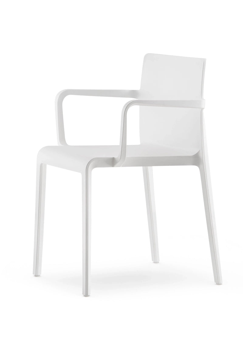 Witte design kunststof stoel met armleuningen, geschikt voor kantoor of vergaderruimte.