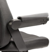 Detail van zwarte bureaustoel met verstelbare armleuning, kantoormeubilair design