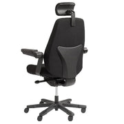 Zwarte ergonomische bureaustoel met hoofdsteun, verstelbare armleuningen en rugleuning