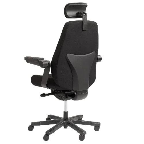 Zwarte ergonomische bureaustoel met hoofdsteun, verstelbare armleuningen en rugleuning