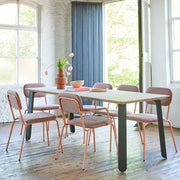 Design vergadertafel met zes roze stoelen in lichte kantoorruimte, kantoormeubels.online