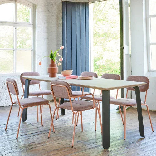 Design vergadertafel met zes roze stoelen in lichte kantoorruimte, kantoormeubels.online