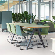 Design vergadertafel met groene stoelen in moderne kantoorruimte, kantoormeubilair online