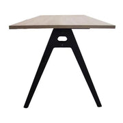 Design bureautafel met houten blad en zwart metalen onderstel, kantoormeubel modern