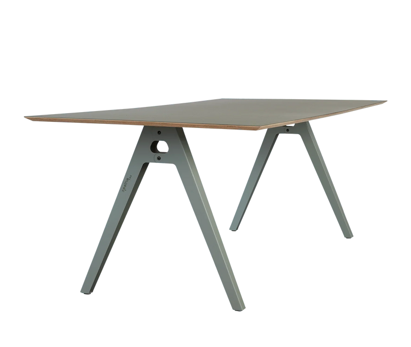 Design kantoortafel Jane van Spoinq met schuin metalen onderstel, modern bureau voor kantoor