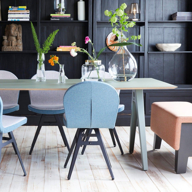 Design vergadertafel Jane met moderne stoelen, planten en accessoires, kantoormeubilair