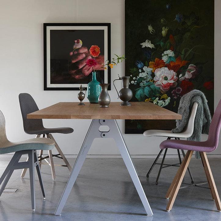 Design vergadertafel met houten blad, moderne stoelen en bloemenvaas in kantoorruimte