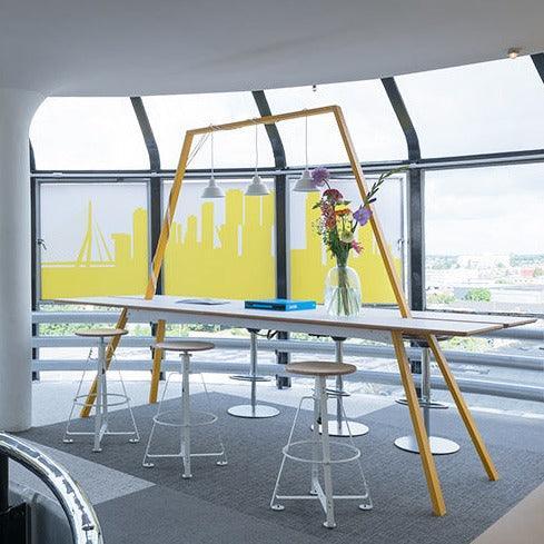 Moderne leestafel met barkrukken in lichte vergaderruimte, design kantoormeubilair.