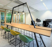 Moderne leestafel vergadertafel met design stoelen en verlichting in kantoorruimte