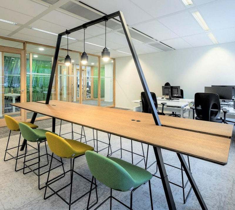 Moderne leestafel vergadertafel met design stoelen en verlichting in kantoorruimte