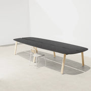 Design vergadertafel met zwart blad en houten poten, kantoormeubilair, minimalistisch ontwerp