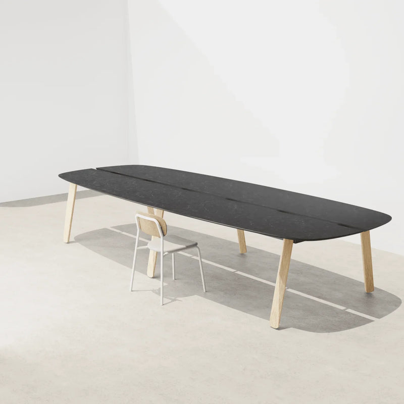 Design vergadertafel met zwart blad en houten poten, kantoormeubilair, minimalistisch ontwerp