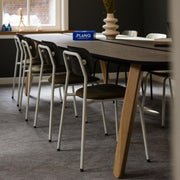Design vergadertafel Planq met houten poten en moderne stoelen in kantoorruimte