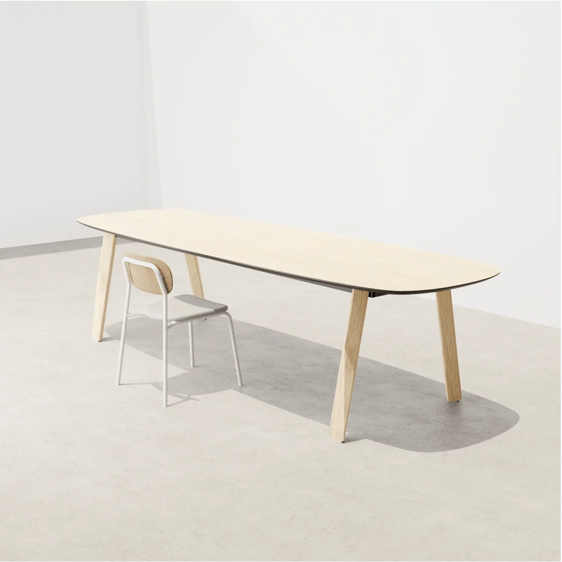 Design vergadertafel met houten blad en lichte stoel in moderne kantoorruimte