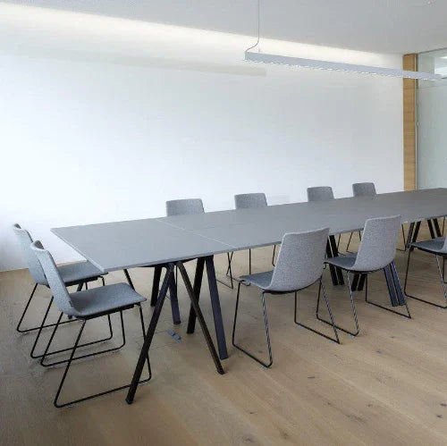 Moderne vergadertafel met grijze stoelen in minimalistische kantoorruimte, kantoormeubilair