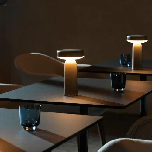 Design tafellamp Muuto Ease op moderne kantoortafel met blauwe glazen, kantoorinrichting