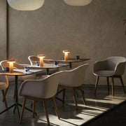 Design tafellampen Muuto Ease op kantoor tafels met moderne stoelen bij Kantoormeubels.online