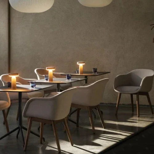 Design tafellampen Muuto Ease op kantoor tafels met moderne stoelen bij Kantoormeubels.online