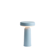 Design tafellamp Muuto Ease in lichtblauw, modern kantoorlampje voor werkplek of thuiswerk.