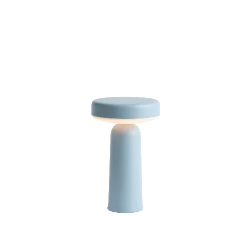 Design tafellamp Muuto Ease in lichtblauw, modern kantoorlampje voor werkplek of thuiswerk.