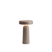 Beige Muuto Ease tafellamp, modern design, ideaal voor kantoor of thuiswerkplek