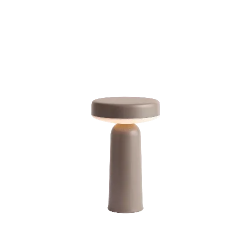 Beige Muuto Ease tafellamp, modern design, ideaal voor kantoor of thuiswerkplek