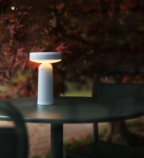 Moderne witte tafellamp Muuto Ease op buitentafel, design kantoormeubilair sfeerbeeld