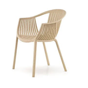 Moderne beige design stoel van kunststof, ideaal voor kantoor of vergaderruimte.
