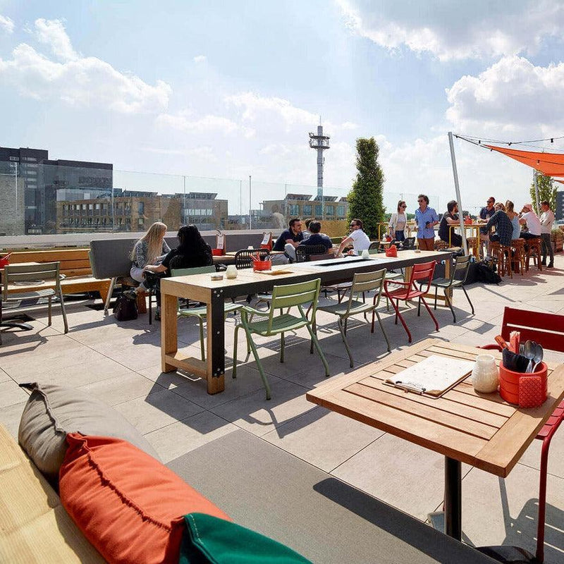 Terrasstoelen Girola zonder armleggers op zonnig dakterras, geschikt voor werkplekken buiten