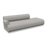 Grijze design bank met ronde vormen, modern kantoormeubilair voor werkplekken en lounges.