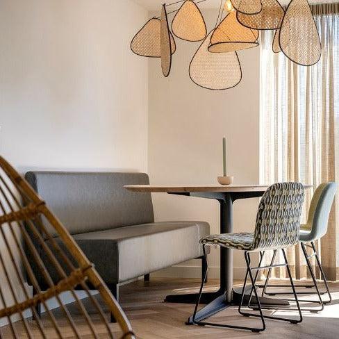 Moderne kantoorbank met designstoelen en ronde tafel in lichte vergaderruimte, kantoormeubilair