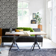 Design kantoorinrichting met grijze treinbank, houten tafel en decoratieve accessoires