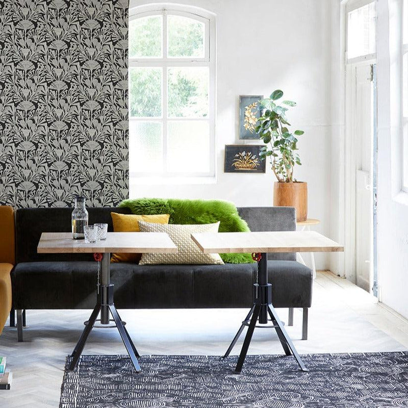 Design kantoorinrichting met grijze treinbank, houten tafel en decoratieve accessoires