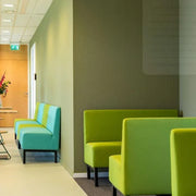 Moderne treinbank en kantoormeubels in wachtruimte met groene en turquoise bekleding